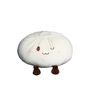 Détail de peluche petit pain mignon, coussin en peluche douce avec des petits pieds mignons.