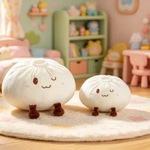 Détail de peluche mignonne en forme de petit pain, coussin doux dans une chambre chaleureuse