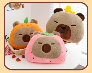 Dettaglio cuscino peluche capibara carino mostra stili morbidi frutta e papera sul tavolo.