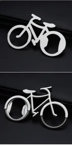 Détail de décapsuleurs créatifs en métal en forme de vélo sur fond en cuir noir