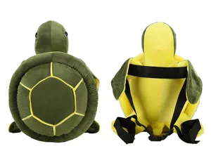 Vista dettaglio del cuscino tartaruga di peluche con guscio verde e cinghie per sciare.