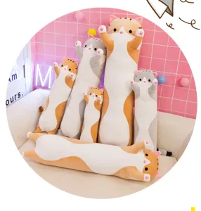 Dettaglio cuscino peluche gatto lungo, morbido cuscino decorativo in stanza rosa.