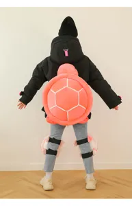 Vista dettagliata del simpatico zaino a tartaruga in peluche rosa e ginocchiere per bambini.