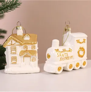 Gros plan sur d'élégantes décorations de Noël blanches et dorées : une maison et un petit train