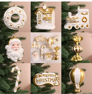 Détails des décorations de Noël blanc et or en diverses formes festives pour sapin.