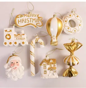 Collection de suspensions de Noël blanches et dorées aux formes festives