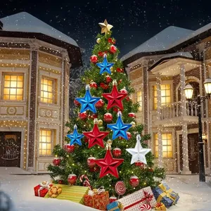 Detailopname van rode, blauwe en witte 3D stervormige ornamenten aan een besneeuwde kerstboom
