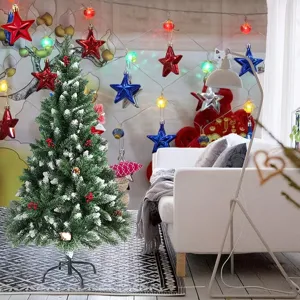 Detailopname van een besneeuwde tafelboom met rode en blauwe 3D-sterren voor de feestdagen