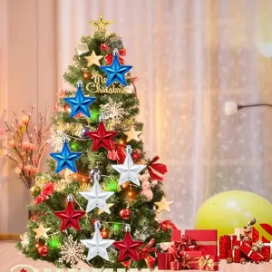 Decoratieve 7cm 3D sterornamenten in rood blauw en zilver op een feestelijke kerstboom