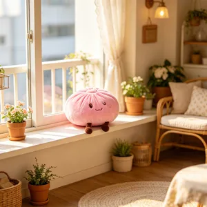 Détail peluche brioche rose douce, coussin boulette mignon pour décoration de chambre.