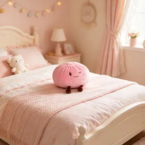 Joli coussin peluche rose en forme de baozi avec visage brodé et petits pieds pour la chambre.