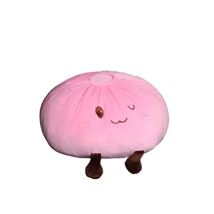 Gros plan du jouet en peluche rose avec une texture douce et un visage brode tres mimi.