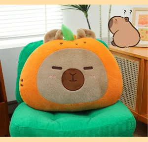 Simpatico cuscino peluche capibara con cappello arancione, morbido animale imbottito per bambini.