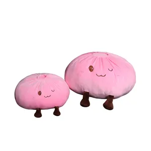 Détail de jouet en peluche pain rose avec tissu doux et visage drôle avec de petites jambes brunes.