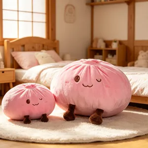 Détail de peluche mignonne en forme de petit pain vapeur, coussin rose doux dans une chambre.