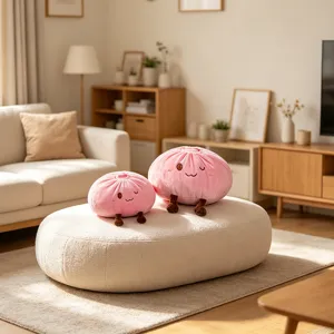 Vue détaillée du joli coussin en peluche pain rose avec tissu doux, visage brodé et petites pattes.