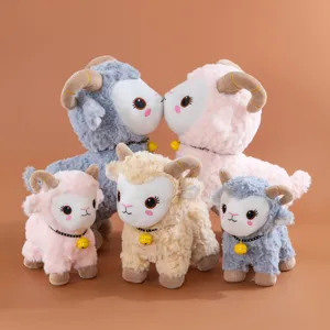 Mignon jouet en peluche mouton avec cloche animal en peluche doux pour cadeau d'enfant