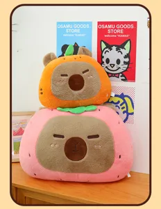 Dettaglio cuscino peluche frutta capibara carino che mostra morbido animale imbottito per bambini.