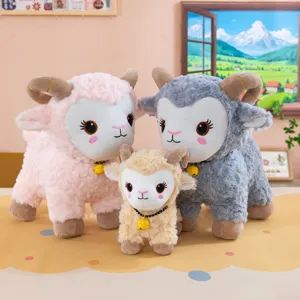 Mignons moutons en peluche avec des cloches, poupées d'agneau de dessin animé douces et duveteuses.
