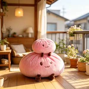 Détail de coussin en peluche pain vapeur rose mignon, oreiller douillet pour déco.