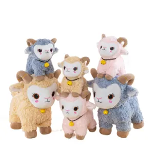Mignon jouet en peluche de mouton avec collier cloche, poupée douce pour cadeau d'anniversaire.