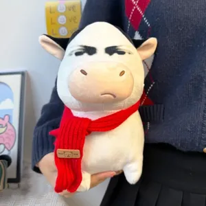 Lustiges Meme-Kuh Plüschtier mit rotem Schal weiche Cartoon Puppe süßes Tisch Deko Geschenk