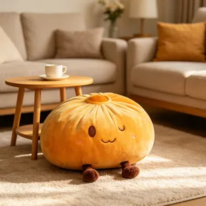 Scène détaillée montrant un joli coussin en peluche de brioche vapeur sur le tapis du salon.