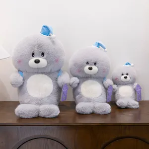 Bonito peluche gris con mini mochila y sombrero azul, suave muñeca de peluche para niños.