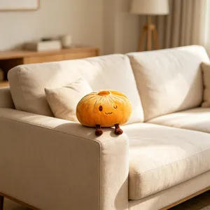 Gros plan d'une jolie peluche en forme de petit pain moelleux sur un canapé douillet.