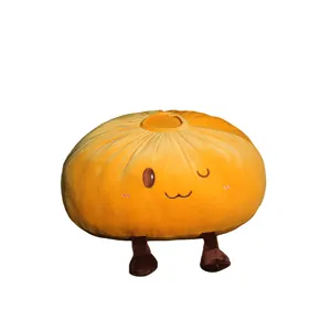 Gros plan du joli jouet en peluche pain avec tissu doux, visage brodé et petites jambes mignonnes.