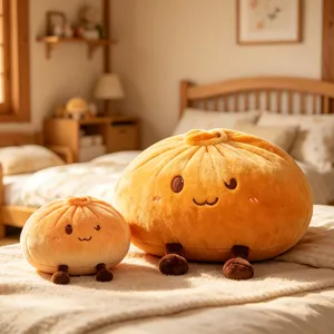 Détail de peluche mignonne en forme de petit pain, coussin doux et moelleux pour chambre douillette.