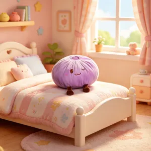 Joli coussin en peluche violette en détail, adorable poupée douce pour la chambre.