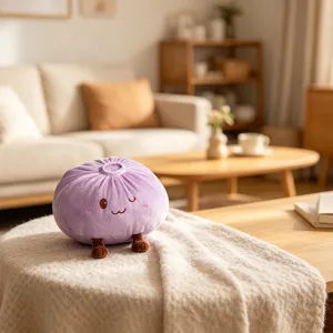 Joli jouet en peluche de petit pain farci violet, oreiller poupée créatif doux pour les enfants.