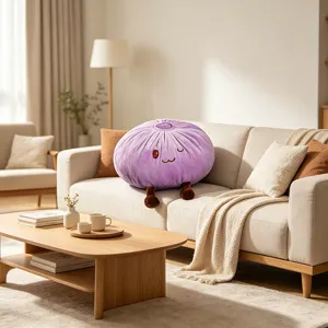 Oreiller peluche baozi violet mignon créatif sur canapé douillet, décor maison.