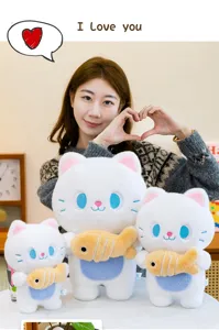 Lindo gato de peluche sosteniendo pez muñeca suave cojín de dibujos animados regalo de cumpleaños