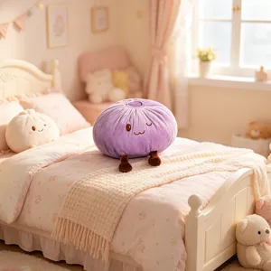 Vue détaillée du coussin en peluche baozi violet mignon, poupée de chambre confortable.
