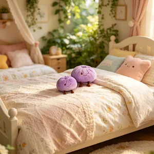 Scène de chambre chaleureuse avec de mignons petits coussins en peluche violette.