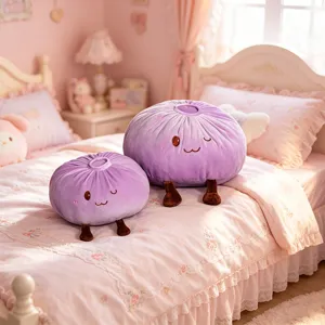 Vue détaillée du joli coussin en peluche boulette violette dans une chambre rose.