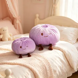 Détail de coussin en peluche pain vapeur violet, poupée kawaii douce pour décoration chambre.