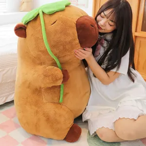 Simpatico peluche capibara con cappello di foglia di loto, grande cuscino di bambola morbida per ragazze.