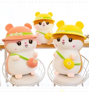 Vue détaillée des adorables peluches hamsters d'été avec un matériau doux et chapeaux.