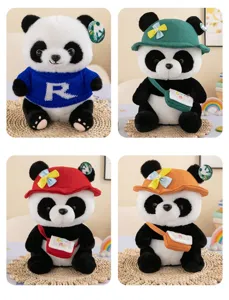Süßes Plüschtier Panda mit Pullover und Tasche, perfektes Kindergeschenk und Kuschelspielzeug.