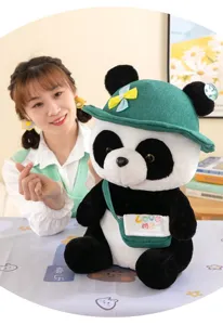 Süßes Panda Plüschtier mit grünem Hut und kleiner Tasche weiche Kuschelpuppe Kindergeschenk
