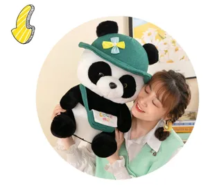 Niedlicher Plüsch Panda Stofftier mit grünem Hut und kleiner Tasche Detailansicht für Kinder.