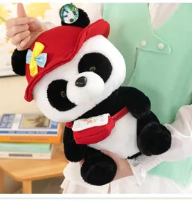 Süßes Panda Plüschtier mit roter Mütze und Tasche, weiche Kuschelpuppe für Kinder.