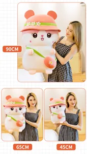 Détail de peluche hamster d'été mignonne avec tissu doux et chapeau pour enfants.
