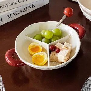 Geteilter Keramik-Fruchteller mit roten Griffen, mehrfächriges Snack- und Desserttablett für zu Hause.