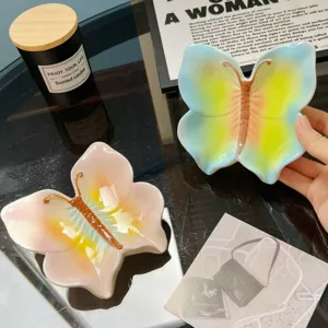 Plat papillon en céramique dégradé, porte-savon esthétique et palette de nail art élégant.