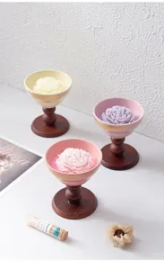 Geurige sojawas kaars in keramieken kelk met houten voet, bloemvormig aromatherapie cadeau.