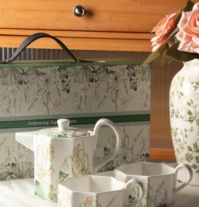 Set da tè in ceramica mughetto di lusso con teiera, tazze e una raffinata confezione regalo.